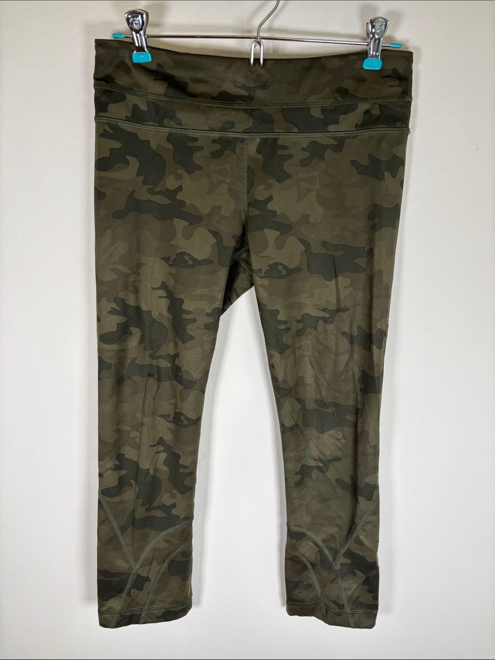 Lululemon Camo Crop Capri Leggings – Size 6 – Olive Green Camouflage
